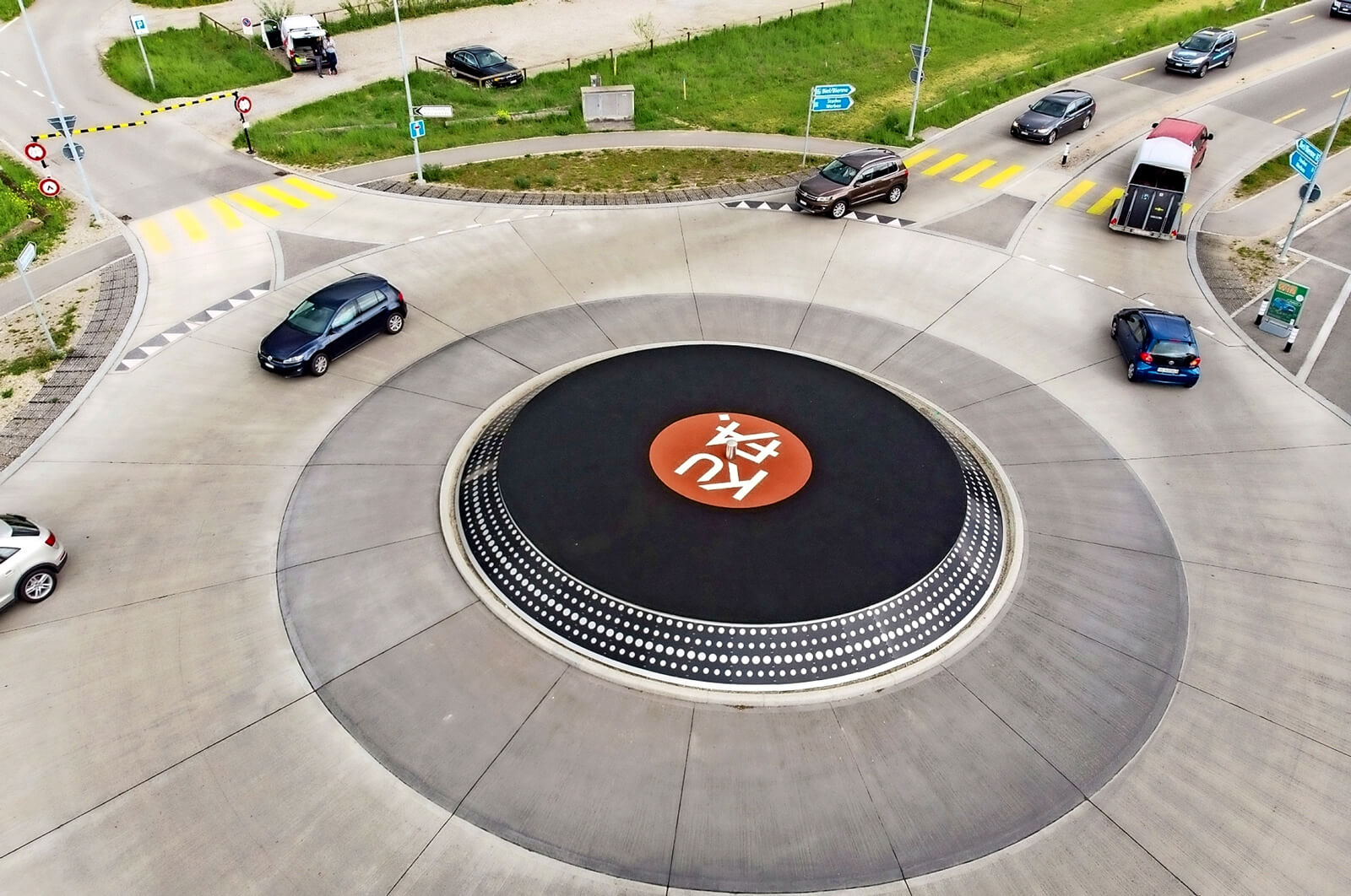 KUFA-Kreisel-Turntable-Roundabout-Lyss-01.jpg